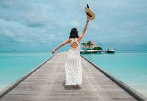 https://img.ilgcdn.com/sites/default/files/styles/md/public/foto/2025/06/22/1750584655-over-60-total-look-white-spiaggia-1.jpg?_=1750584655