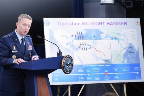 "Martello di mezzanotte". L'America attacca l'Iran. Teheran: "Basi Usa saranno obiettivo legittimo". Trump: "Perché non un cambio di regime?" | Diretta