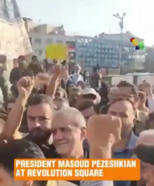 La piazza di Teheran: "Vendetta". E al corteo c'è anche il presidente iraniano