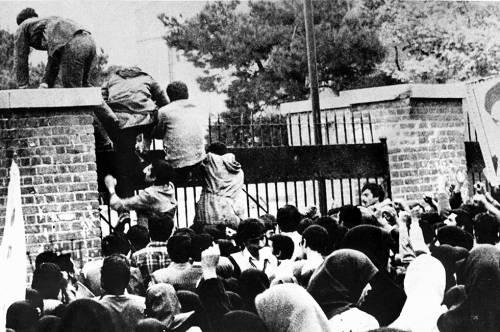 Studenti assaltano l'ambasciata americana a Teheran il 4 novembre 1979