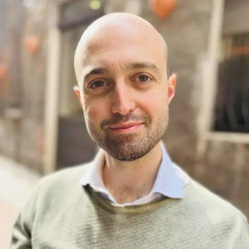 "Il dolore fa paura anche a noi medici ma io lo anestetizzo con la scrittura"