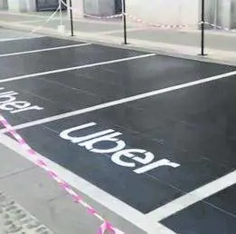 I posteggi riservati a Uber fanno infuriare i tassisti