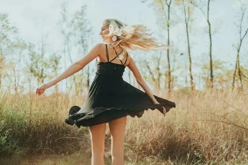 Vestiti neri anche in estate, i modelli da indossare a 50 anni