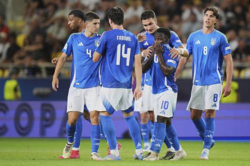 La moda dei calciatori italiani di coprirsi la faccia con la maglietta