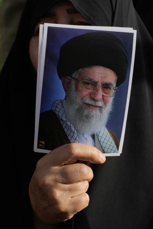 "Teheran è piena di complotti, lui ha giorni contati". Pronto il golpe contro Khamenei