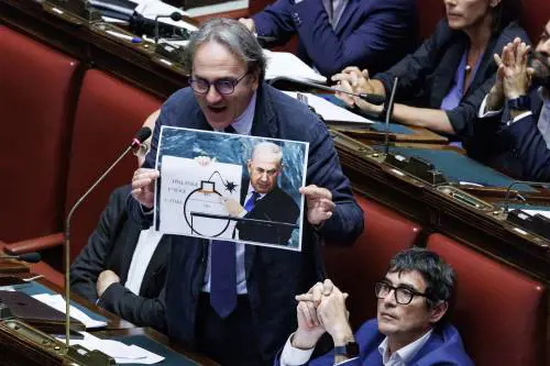 Solita opposizione: guerra a sinistra. "La mozione M5s scritta da Putin"