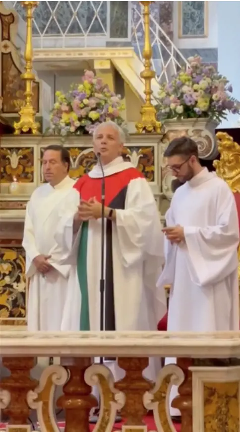 Il prete con la bandiera ha tradito la Chiesa