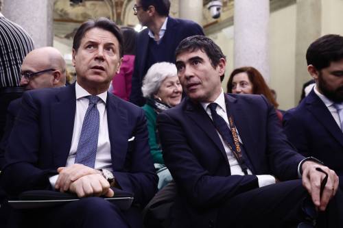 Le priorità della sinistra? Un'informativa di Piantedosi sulle nozze di Bezos