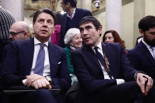 Le priorità della sinistra? Un'informativa di Piantedosi sulle nozze di Bezos