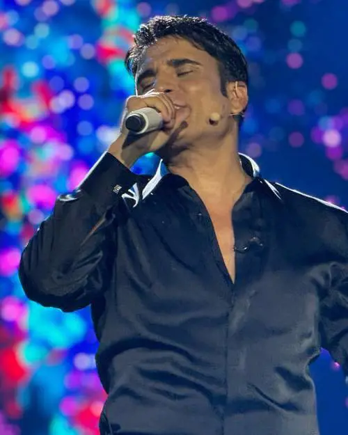 Sal Da Vinci, la moglie Paola Pugliese, i due figli, l'amicizia con Gigi D'Alessio: chi è e dove vive il cantante di "Rossetto e caffè"