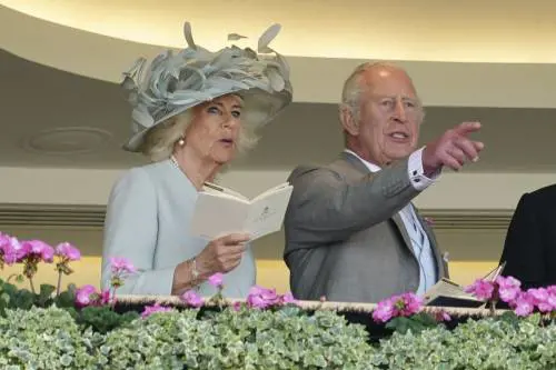 La borsa e la vendetta: quello sgarbo della regina Camilla a Lady D