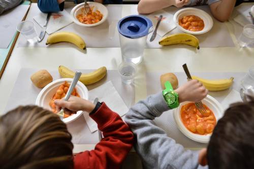 https://img.ilgcdn.com/sites/default/files/styles/md/public/foto/2025/06/24/mensa_bambini_ipa_milano.jpg?_=1750768203
