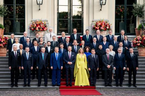 Trump agita il vertice della Nato. "L'articolo 5? Non è scontato"