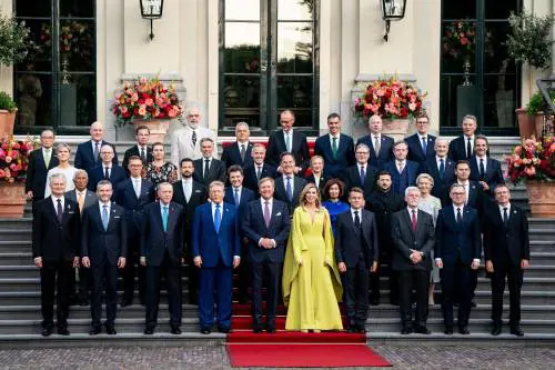 Trump agita il vertice della Nato. "L'articolo 5? Non è scontato"