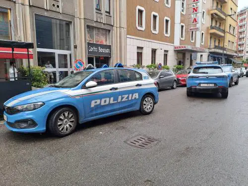 Non si ferma all’alt, poi tira fuori l'ascia. La furia del nigeriano a Caserta