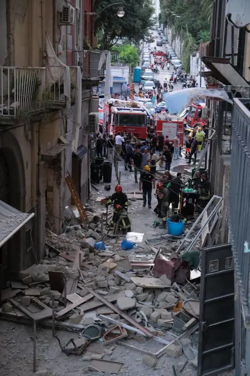 Napoli, esplosione in pieno centro: un morto e 4 feriti 
