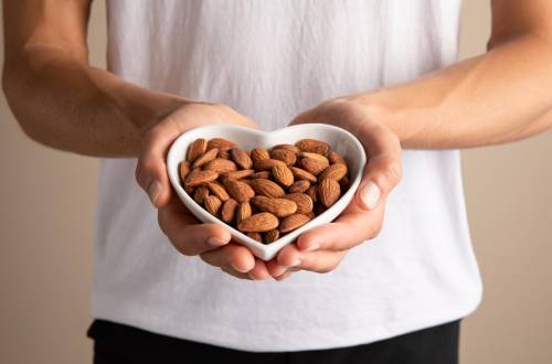 https://img.ilgcdn.com/sites/default/files/styles/md/public/foto/2025/06/25/Cardiometabolic-mandorle_2_comm_0.jpg?_=1750862703