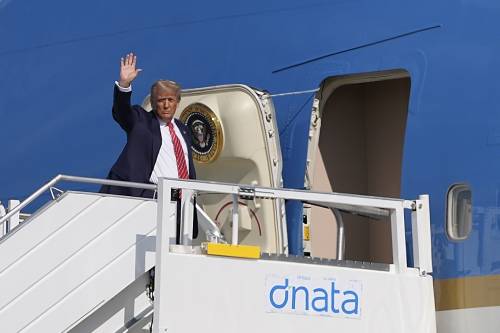 Donald alla guerra con media e 007: "Nucleare cancellato non avranno bombe"