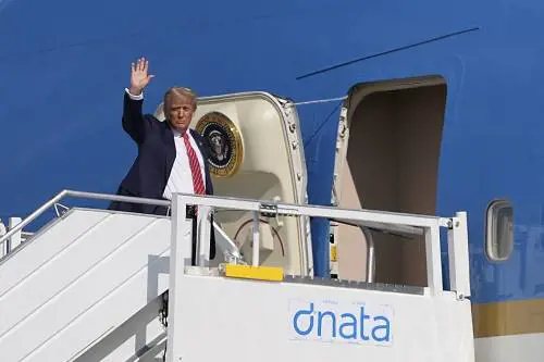 Donald alla guerra con media e 007: "Nucleare cancellato non avranno bombe"