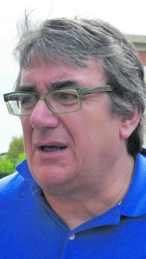 Don Biancalani resiste allo sgombero. E il vescovo di Pistoia lo "scomunica"