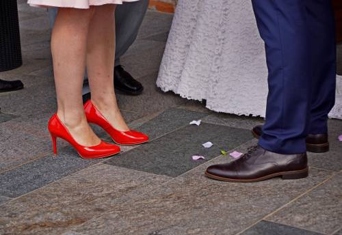 https://img.ilgcdn.com/sites/default/files/styles/md/public/foto/2025/06/26/1750937725-over-modelli-scarpe-matrimonio-d-estate-1.jpg?_=1750937725