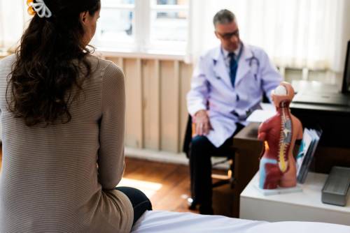 https://img.ilgcdn.com/sites/default/files/styles/md/public/foto/2025/06/26/medico_paziente_123Rf_free_0.jpg?_=1750956303