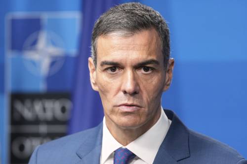 Le guerre di Sánchez dalla Nato a Gaza. Il paladino di Spagna vuol salvare se stesso