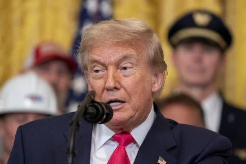 Trump smentisce i suoi 007. "I siti nucleari? Distrutti"