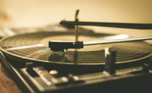 La penna spezzata, c'era una volta l'arte lenta del critico musicale