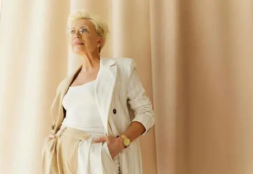 Cosa indossare con il beige: i look che ringiovaniscono a 60 anni