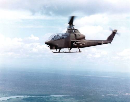Il temerario volo del Cobra, il primo elicottero da combattimento che si distinse in Vietnam