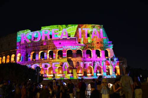 https://img.ilgcdn.com/sites/default/files/styles/md/public/foto/2025/06/27/1751037599-roma-colosseo-media-facade-screening-kofice-03.jpg?_=1751037599