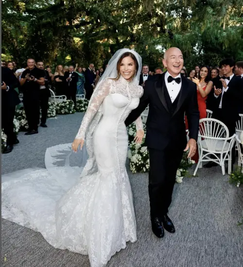 Lauren Sanchez e Jeff Bezos dopo il sì. (Foto social)