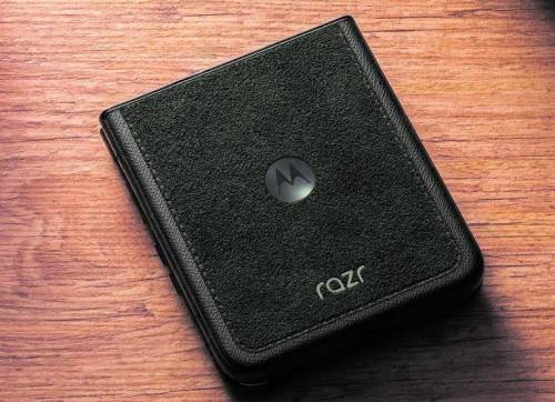 In alcantara o griffato  Pantone, Motorola ne fa di tutti i colori