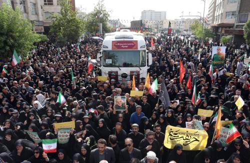 Teheran scende in piazza per i funerali dei "martiri" della guerra dei 12 giorni