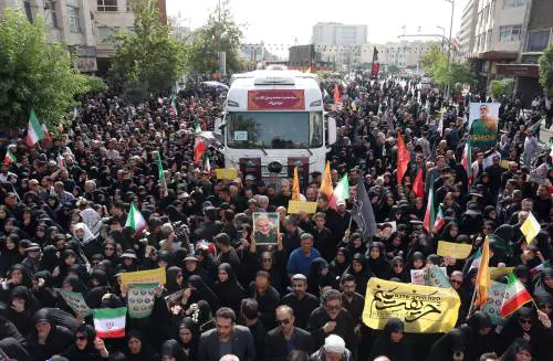 Teheran scende in piazza per i funerali dei "martiri" della guerra dei 12 giorni