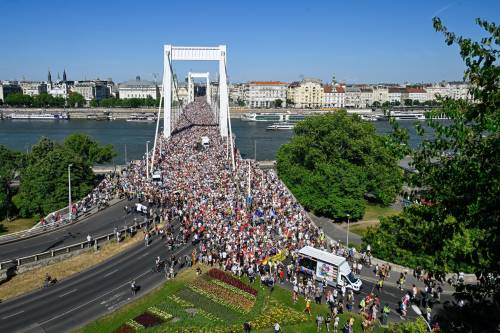 Pride di Budapest, fallisce il blocco dell'ultradestra. Gli organizzatori: "Siamo 200mila"