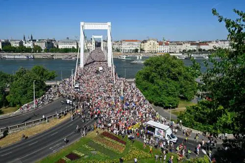Pride di Budapest, fallisce il blocco dell'ultradestra. Gli organizzatori: "Siamo 200mila"