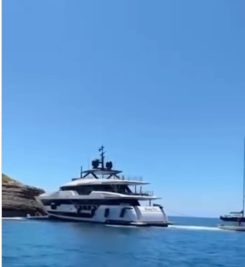 Incidente a Bonifacio: il superyacht Lady Dia si arena all'ingresso del porto