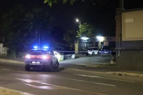 Una donna morta in un'auto parcheggiata. La macabra scoperta a Milano