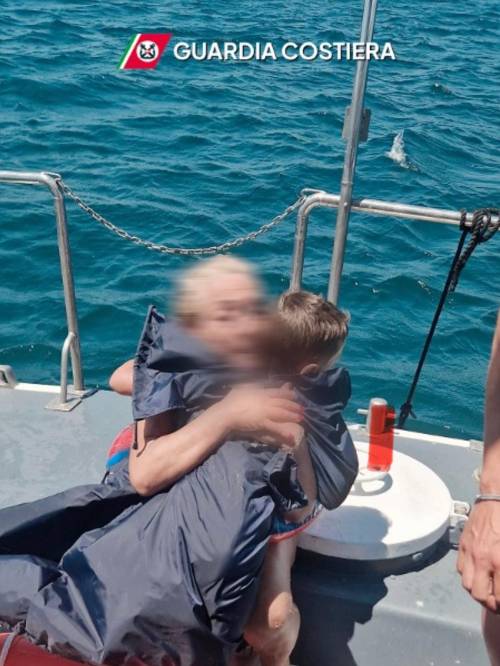 Bimbo di 5 anni e nonna trascinati al largo con il materassino: sono finiti a 4 chilometri dalla riva