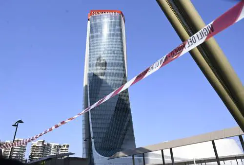 Collassa insegna Generali a City Life: 