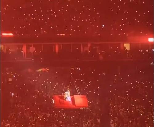 Paura al concerto di Beyoncé: l'auto sospesa a mezz'aria si inclina con su la cantante
