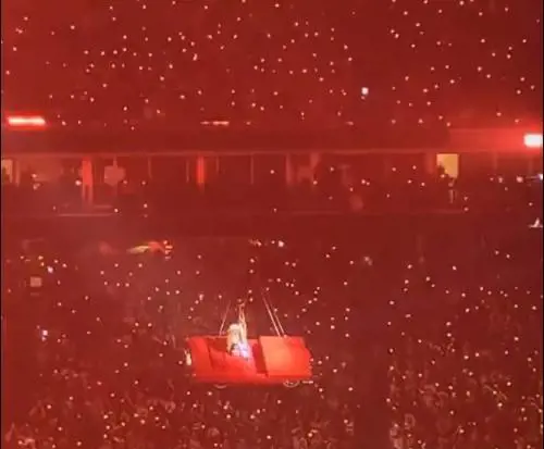 Paura al concerto di Beyoncé: l'auto sospesa a mezz'aria si inclina con su la cantante