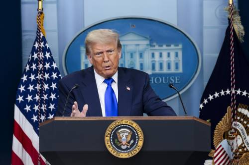 "Con prezzi così, Putin costretto alla tregua". La scommessa di Trump sul petrolio: cosa può succedere