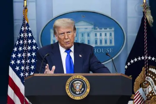 "Con prezzi così, Putin costretto alla tregua". La scommessa di Trump sul petrolio: cosa può succedere