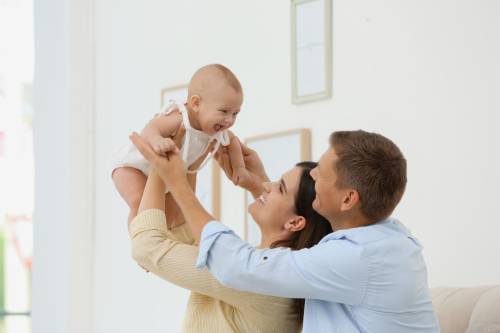 https://img.ilgcdn.com/sites/default/files/styles/md/public/foto/2025/06/30/AdobeStock_madreepadre_ivi.jpeg?_=1751301903