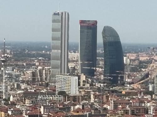Lo "Storto", il "Dritto" e il "Curvo": quella gara di altezza fra i tre grattacieli (e il maxi-logo portato con gli elicotteri) 