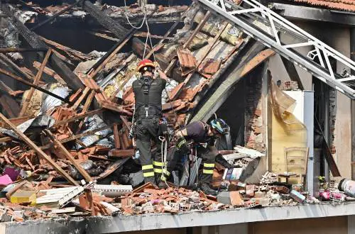 Esplosione in un appartamento vuoto: una vittima e cinque feriti