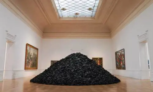 "L'opera d'arte puzza". E dopo la protesta dei sindacati viene rimossa